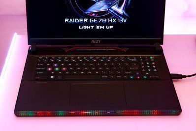 Raider GE78 HX全新點陣式Matrix light bar炫光燈效精緻優雅彷如跑車尾燈，為玩家營造充滿未來科幻的遊戲體驗。 圖／記者王聰賢 攝影