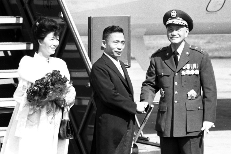 1966年2月15日，大韓民國總統朴正熙伉儷及隨員一行人抵台訪華，圖為（右起）總統蔣中正、朴正熙伉儷。圖／聯合報系資料照片