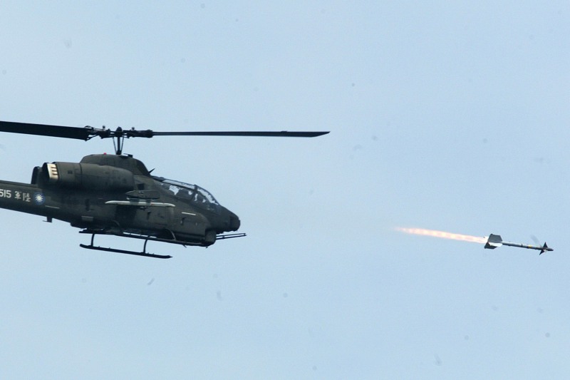 國軍AH-1W超級眼鏡蛇攻擊直升機發射響尾蛇飛彈。圖／聯合報系資料照片