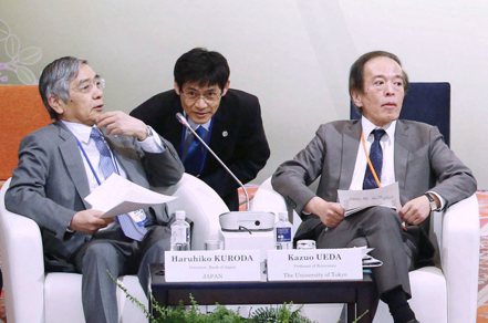 日本政府已正式提名植田和男（右）接任新一任日銀總裁，左為日銀現任總裁黑田東彥。路透