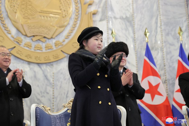 金正恩愛女金主愛近來頻頻公開露面，17日將首度登上北韓郵票，圖為她8日參加北韓人民軍建軍75周年閱兵式。路透