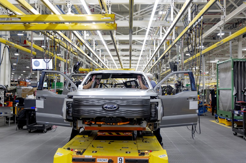 福特汽車13日宣布將以陸企寧德時代的技術，在美國密西根州新設電動車電池廠。圖為福特位於密州迪爾伯恩市的電動貨卡組裝線。圖／紐約時報