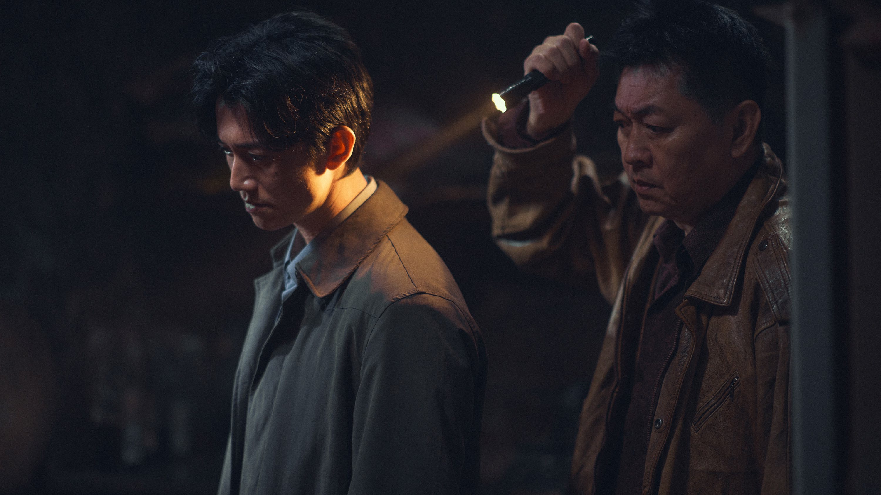 吳慷仁(左)稱庹宗華的演出是「模仿犯」中最具人味的部分。圖／Netflix提供