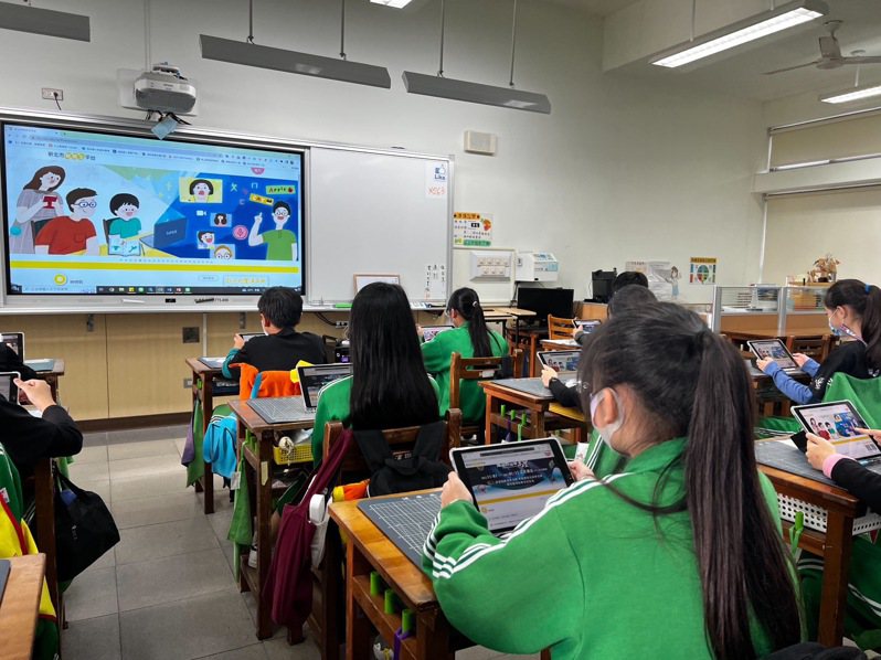 輔助中央「生生有平板」計畫，新北教育局推動建置觸控式螢幕。圖／新北教育局提供