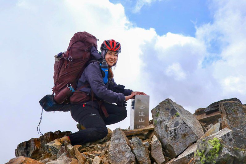馬來西亞女孩沙沙，兩年半完登台灣50座百岳，讓世界認識台灣山岳之美。圖片由沙沙授權「有肌勵」刊登
