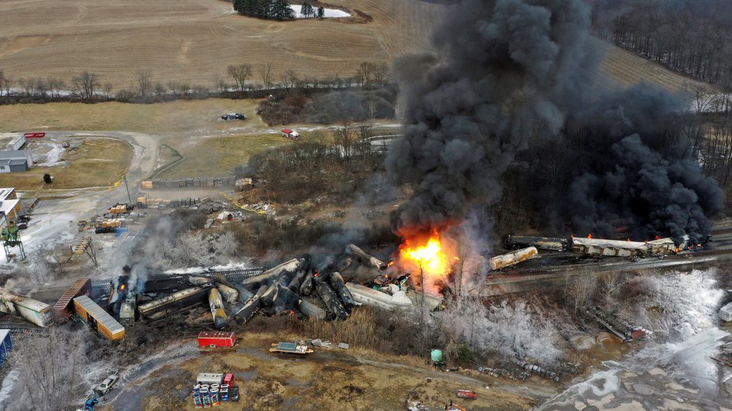 無人機照片顯示，從發生出軌事故的2月3日晚上、到隔天2月4日中午，貨運列車殘骸仍...