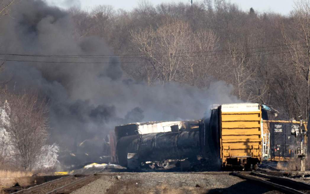 約有50節車廂在俄亥俄州東巴勒斯坦出軌起火，現場火焰熊熊，煙霧彌漫，因該列車為貨...