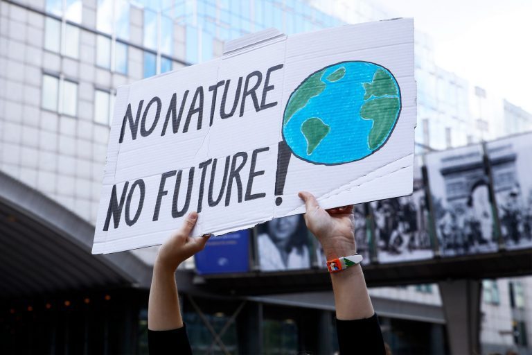 不少環保人士會舉著「No future」的標語，走上街頭表達他們對氣候變遷議題的...