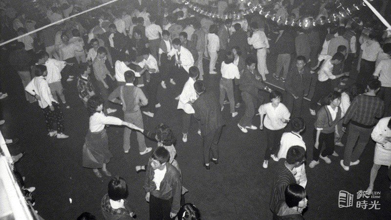 第一次由高中學生在學校舉辦的舞會，「建中青春之夜」的學生舞會活動在台北建國中學學生活動中心舉行，在歡欣熱鬧的氣氛中，歷時三個半小時結束。圖／聯合報系資料照（1987/02/09 徐燦雄攝影）