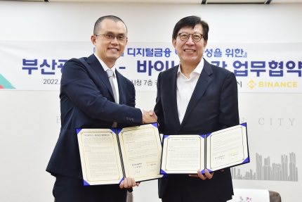 釜山市長朴亨埈（右）與幣安創辦人趙長鵬（左）去年8月簽署諒解備忘錄，將合作在釜山設立加密幣交易所。圖／取自推特