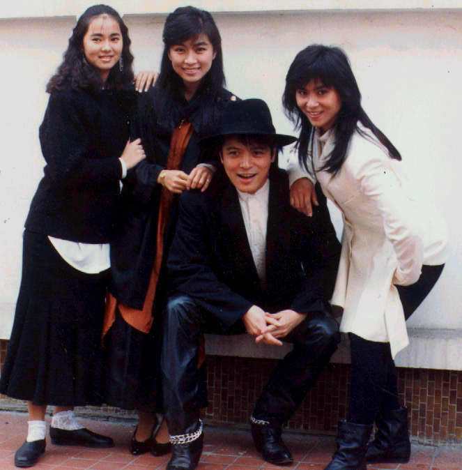 劉文正(右二)與飛鷹唱片旗下女歌手伊能靜(左起)、方文琳、裘海正合影。圖／本報資料照