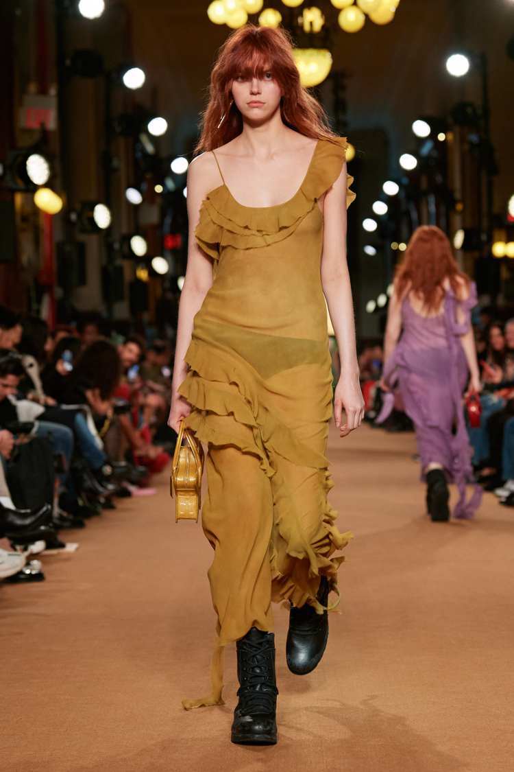 COACH還推出一系列色彩斑斕的絲質雪紡紗連身裙，以原木、紅花和金盞花等素材自然...