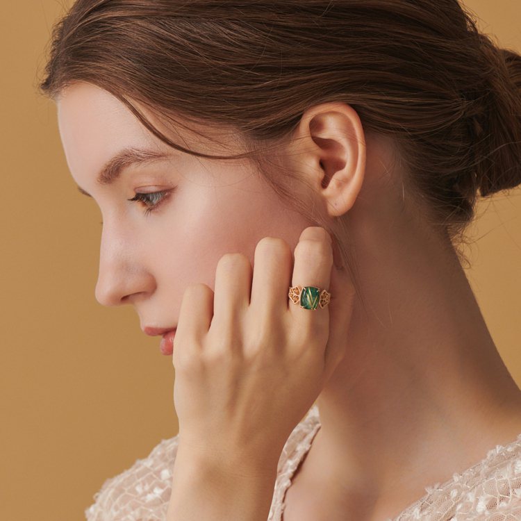 agete 2023春季系列10K金孔雀石髮晶戒指，38,200元。圖／惇聚國際提供