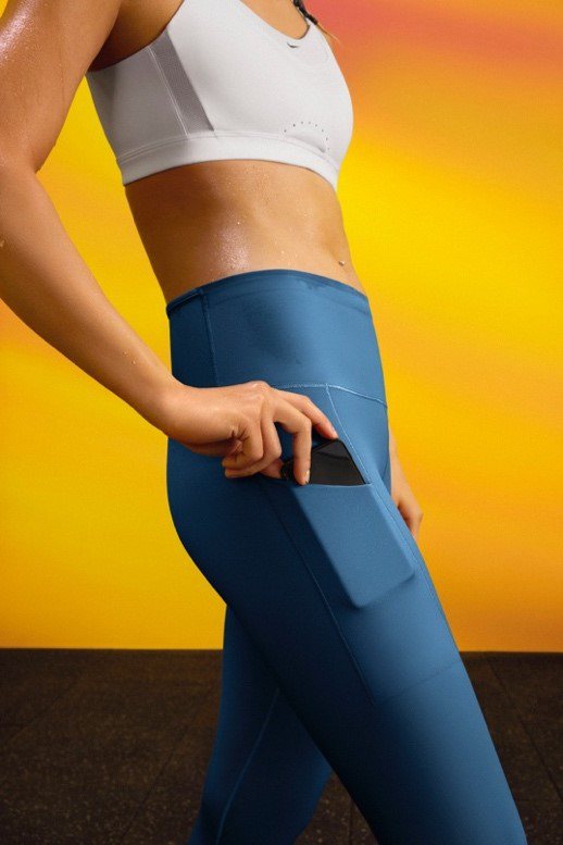 Nike Go系列緊身褲，內外共縫製有6個口袋，滿足運動或日常的置物需求。圖／Nike提供