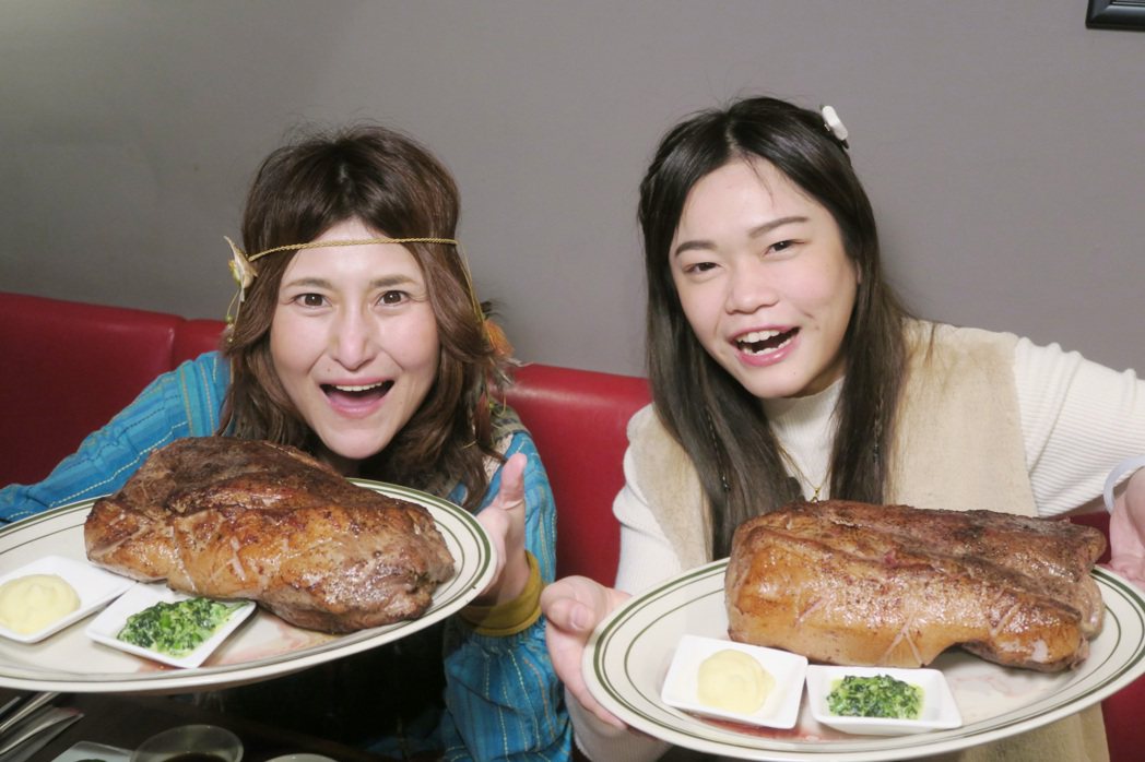 日本大胃女王Angela佐藤（左）和台湾大胃王小慧一起大啖猪排。图／纬来提供
