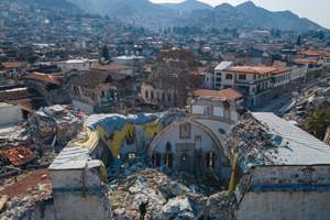 11日空拍圖可見哈比卜內卡清真寺的大部分屋頂因強震坍塌。法新社