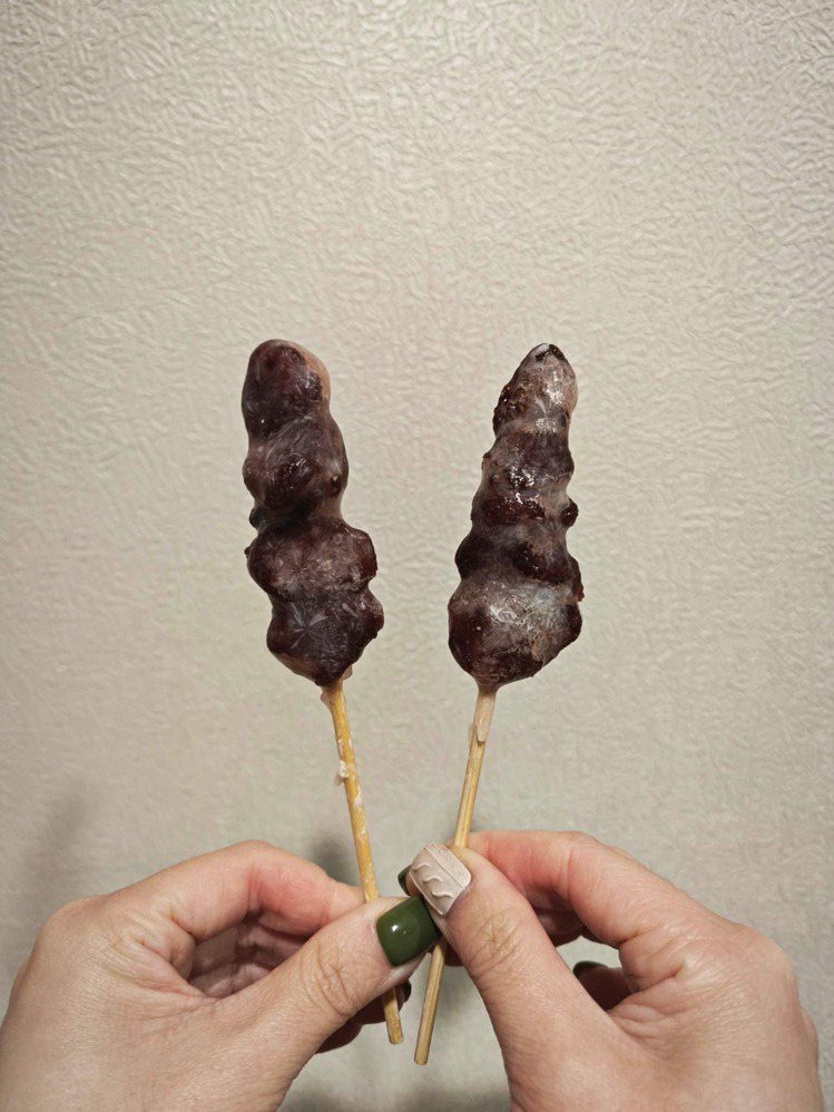 網友分享全家「草莓果乾糖葫蘆」，雖然不美觀，但超級好吃。圖／全家便利商店 / 7...