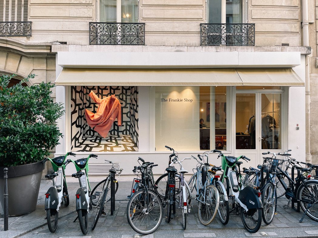 實體店家是巴黎的風景之一，造就了城市特色。 圖／何桂育攝影