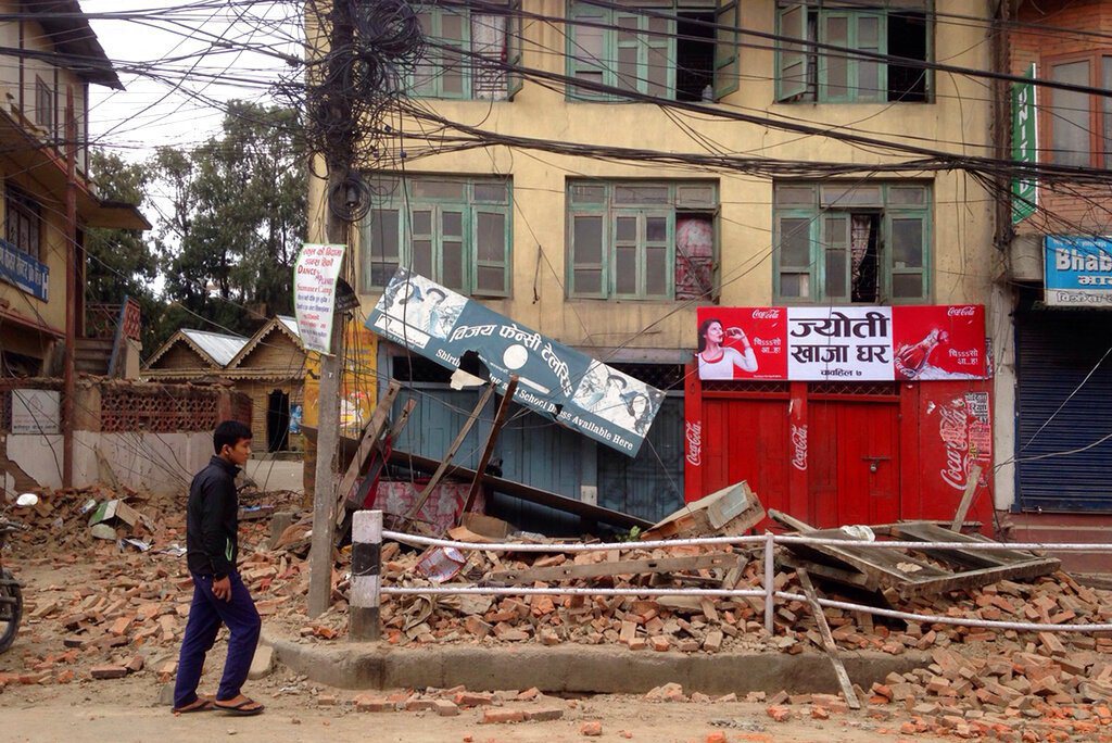 2015年，尼泊爾7.8強震，八千多人死亡，首都加德滿都谷地近九成房屋損毀，上千萬人流離失所。 圖／美聯社