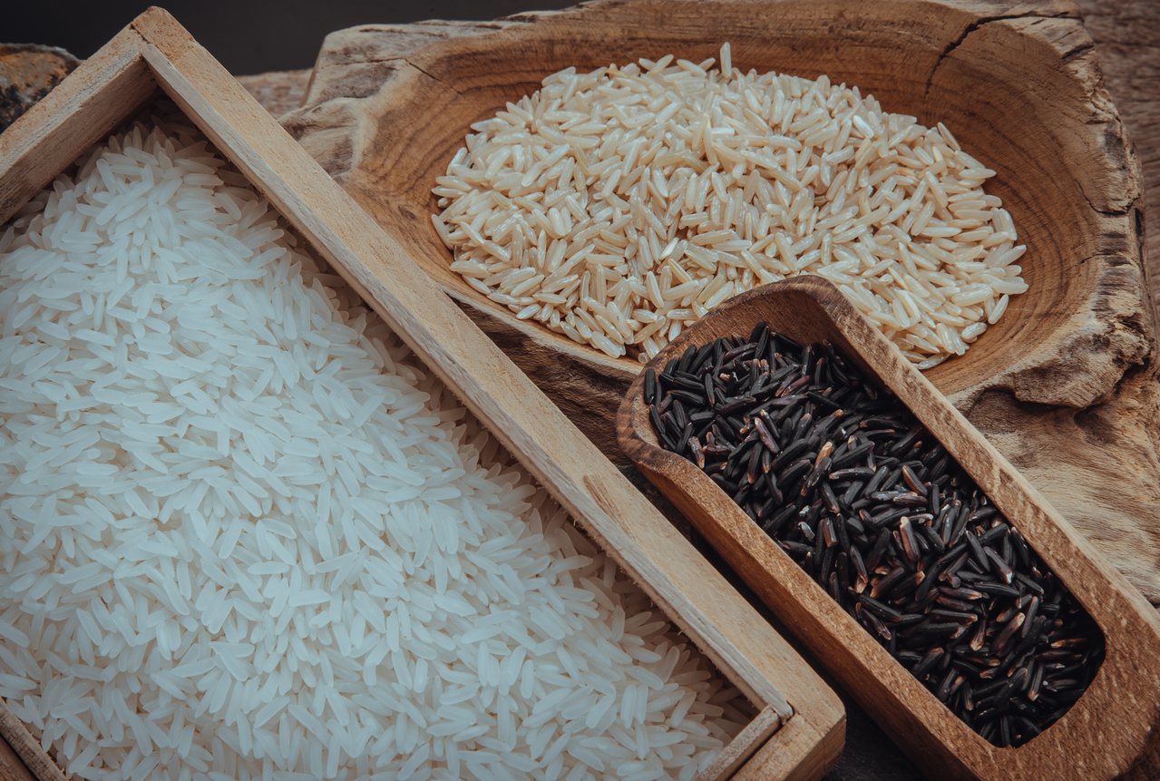 建議以糙米、五穀米、紫米、紅藜米等取代精緻白米，能降低代謝疾病與癌症的機率。圖／ingimage