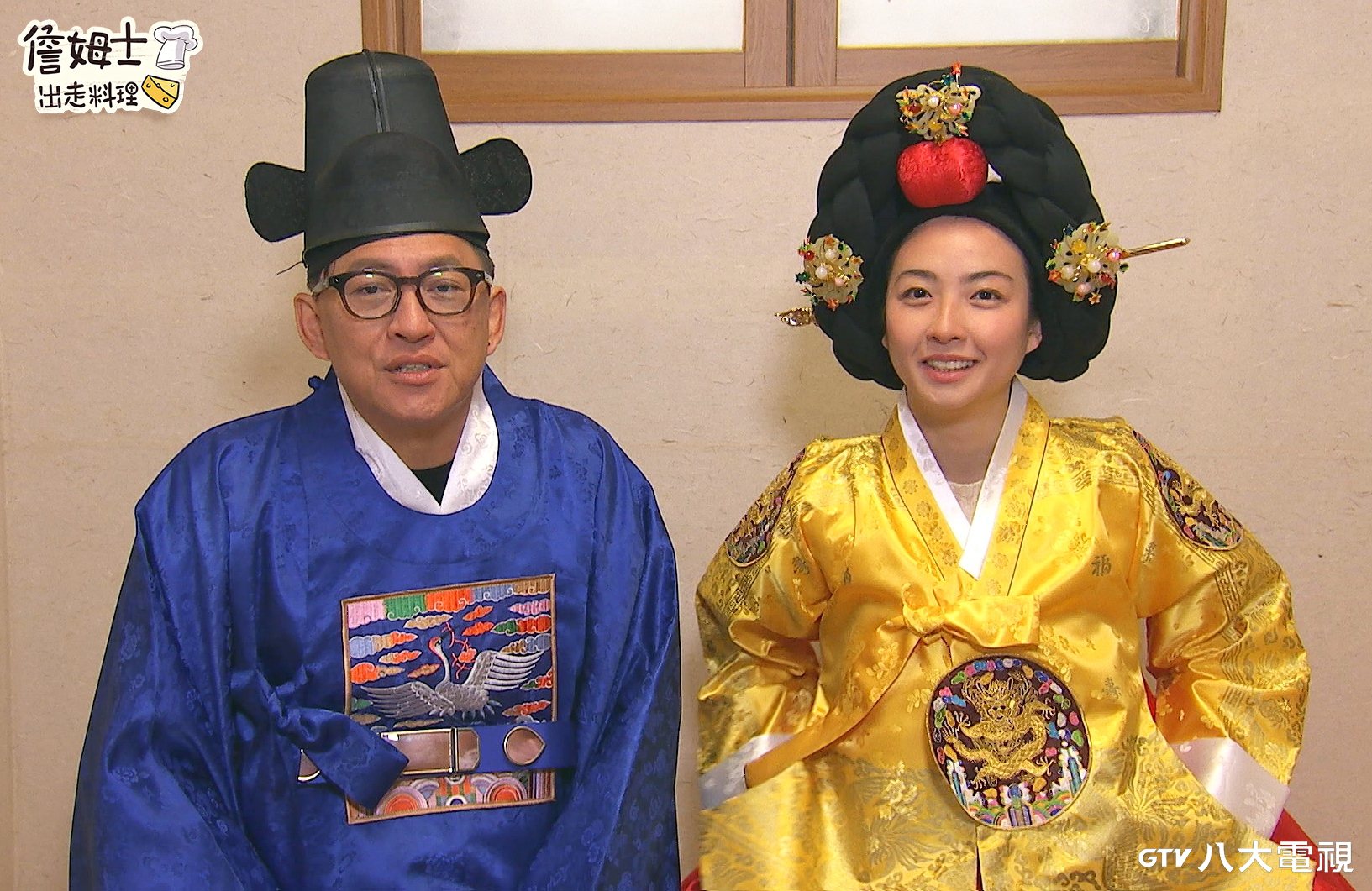 詹姆士（左）、黃湘婷分別換上古代醫官和嬪妃的服裝。圖／八大提供