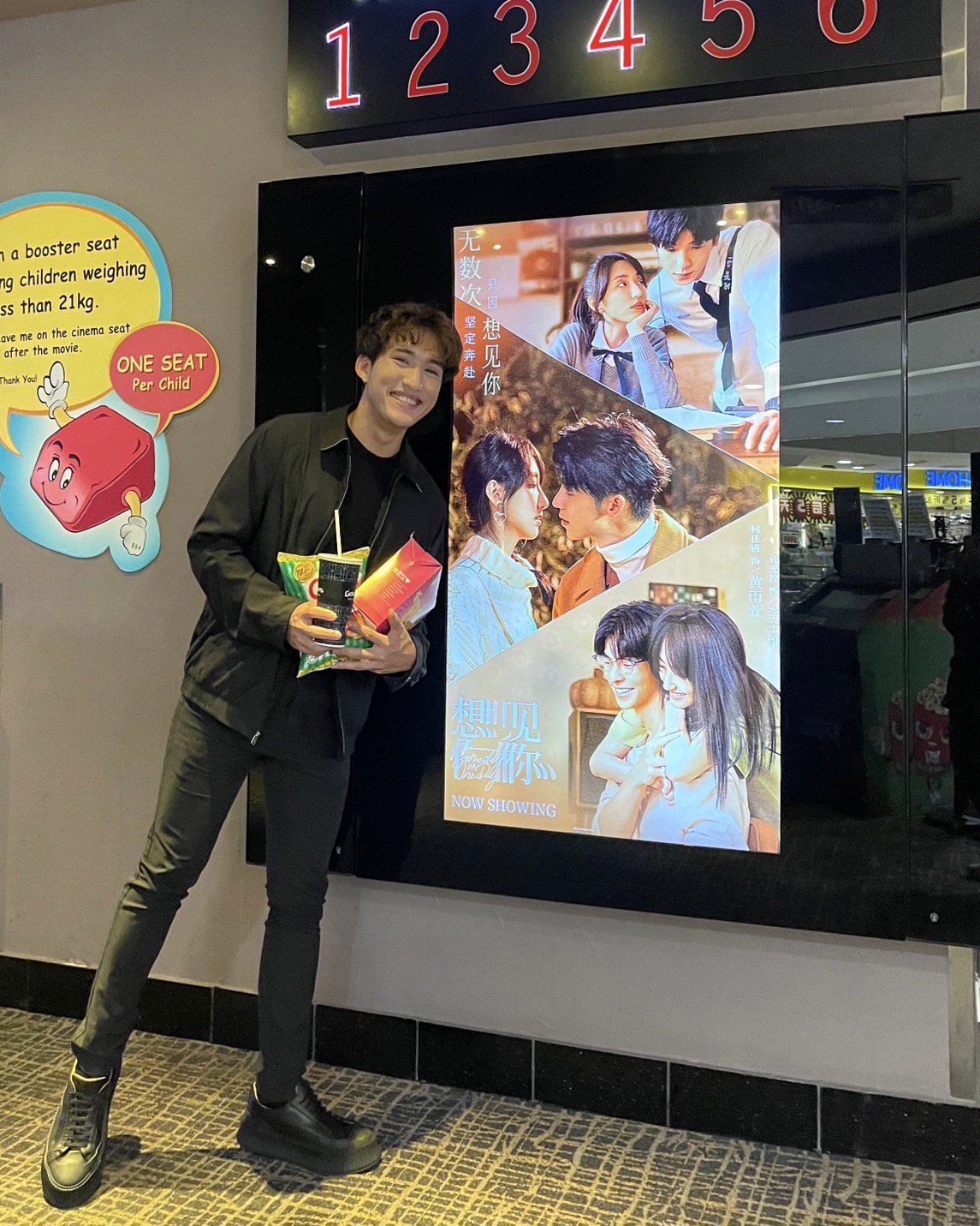 李俊緯在新加坡看電影「想見你」，開心與海報合照。圖／辛奇創意娛樂提供