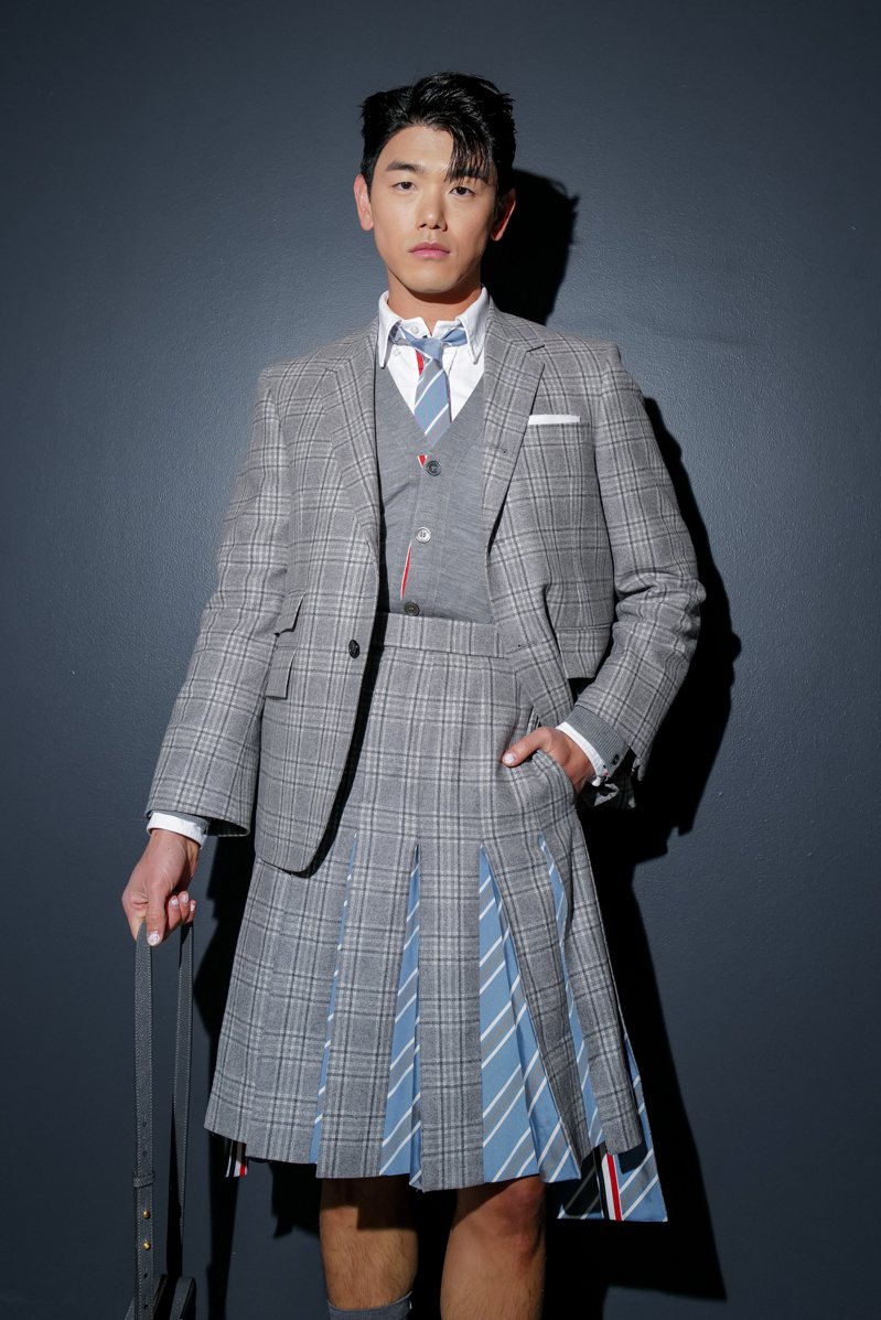 「國民男友」歌手Eric Nam以品牌經典裙裝，現身THOM BROWNE 2023秋冬大秀。圖／THOM BROWNE提供