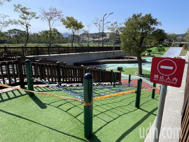 新竹縣竹東鎮台泥親子公園有攀爬、跳躍、滑梯等多項設施，但因尚未通過設施安全管理檢驗，目前仍拉起封鎖線禁止使用。記者張裕珍／攝影