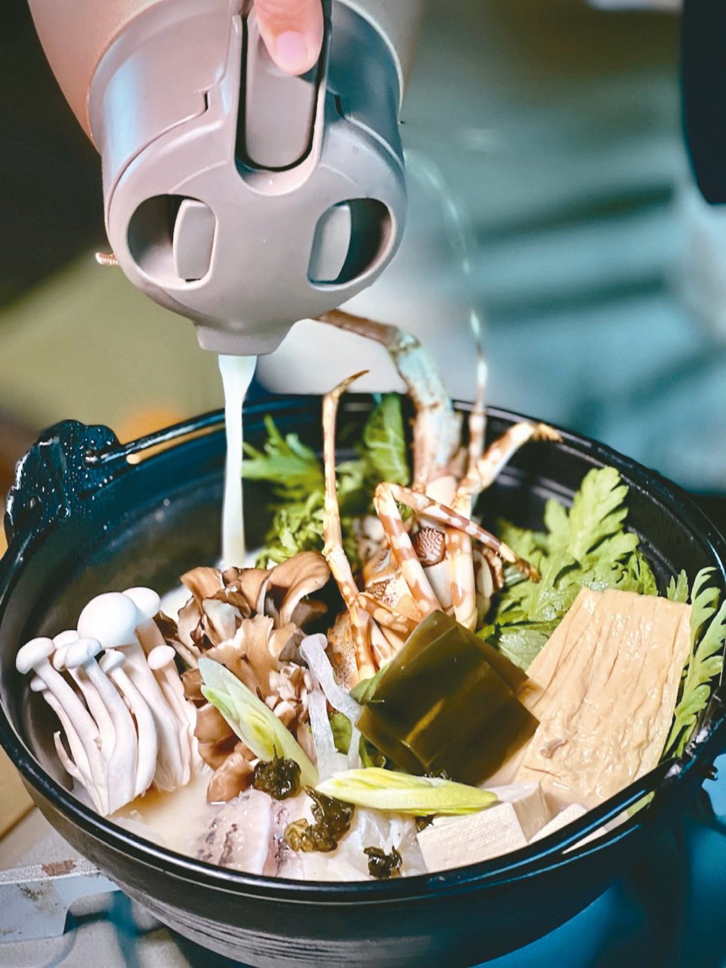 寒冬中，「野菜石斑膠原鍋」是泡湯之後最棒的料理。圖／陳志光、游慧君