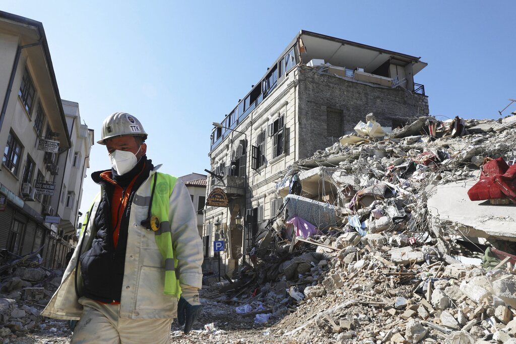 2023年2月6日土耳其東南部發生了兩次大地震，強震與脆弱的建物造成嚴重災情。 圖／美聯社