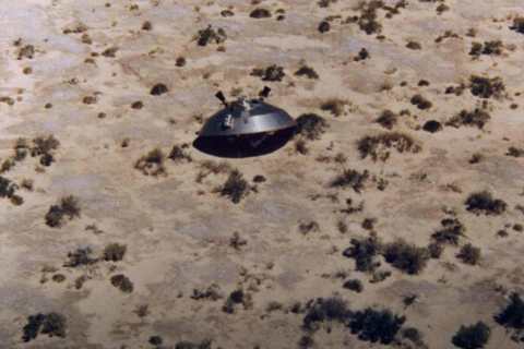 圖為美國空軍後來在1972年公開的照片，是太空探測用的維京號，部分零件等待回收。...
