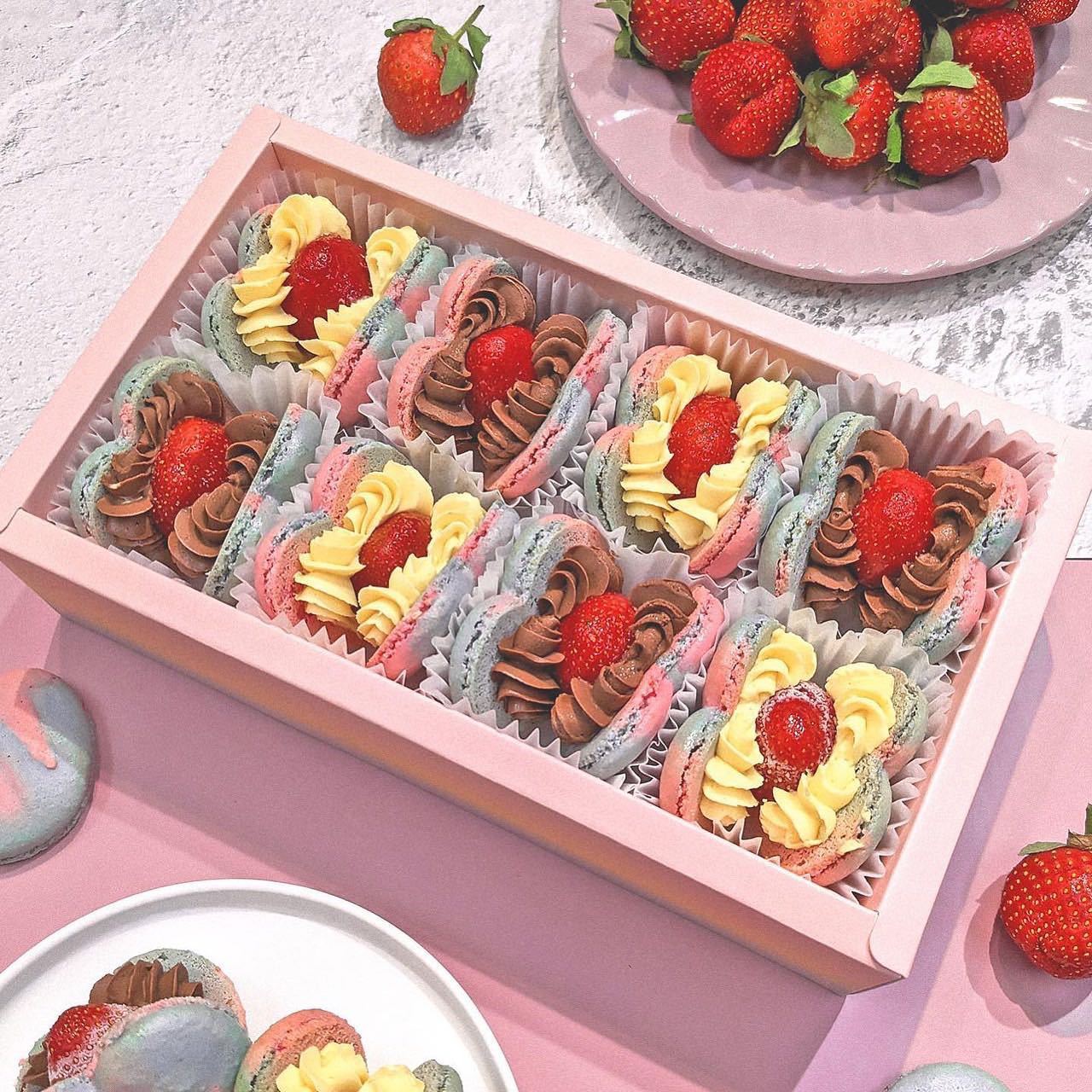 馬卡龍酥軟外殼夾著整顆草莓水果。圖片來源：【Fascinée菲斯尼 法式馬卡龍】粉專