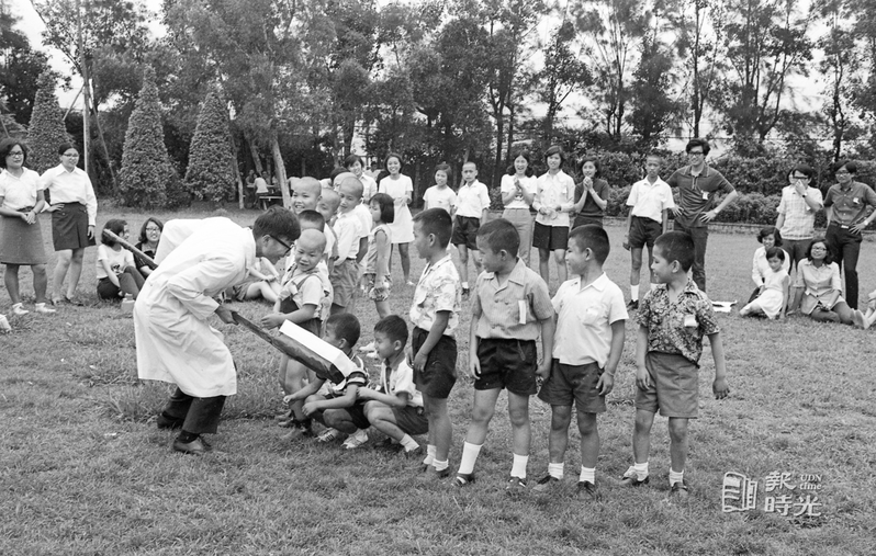 七十八名孤兒十四日在台北醫學院「北醫樂樂社」學生的陪同下，在民權東路榮星花園度過了一個愉快的假日。圖／聯合報系資料照（1972/05/14　  龍啟文攝影） 

