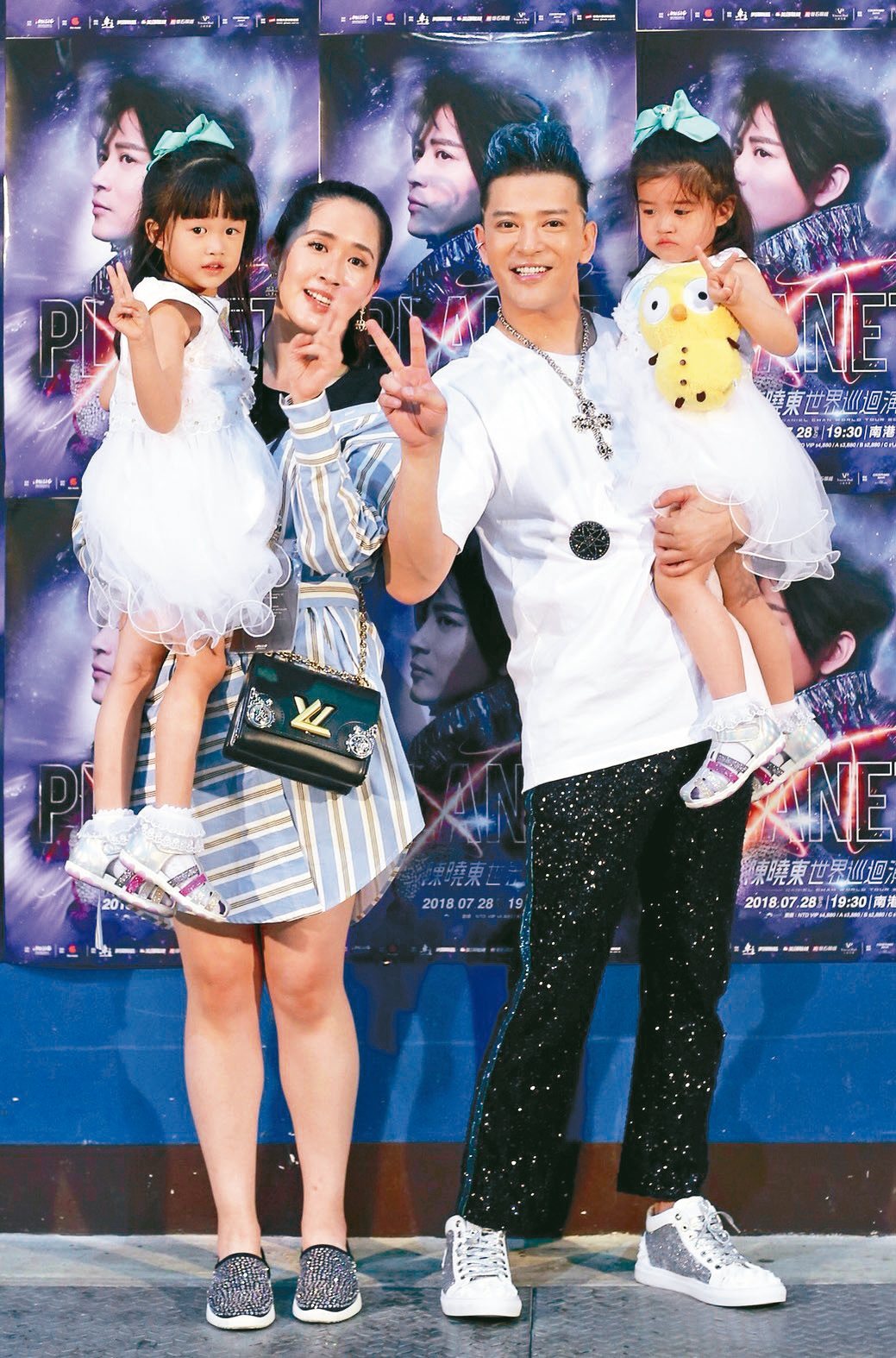 陳曉東(右二)和老婆、兩個女兒曾一起出席演唱會慶功記者會。本報資料照片