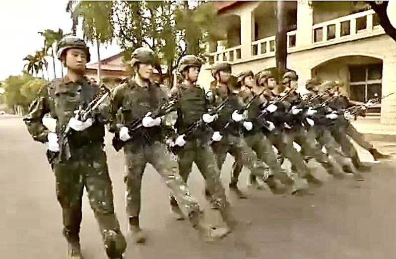 國防部新版正步分列，官兵推槍向右看的致敬方式，被軍内批激似北韓閱兵。圖/取自讀者提供影片