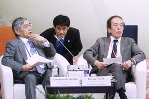 植田和男（右）與時任日銀總裁黑田東彥，二○一六年五月連袂出席在日本仙台召開的七大工業國集團（Ｇ７）財長與央行總裁會議。路透