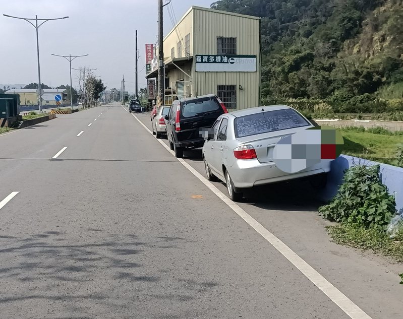 網友拍下路邊的兩台汽車停車時都將一邊的輪胎「騎上」護欄。圖擷自爆廢公社二館