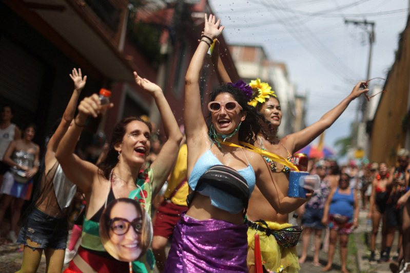 2月18日，在巴西里约热内卢的狂欢节庆祝活动期间，狂欢者参加了名为「Cordao de Prata Preta」的年度街区派对。路透(photo:UDN)
