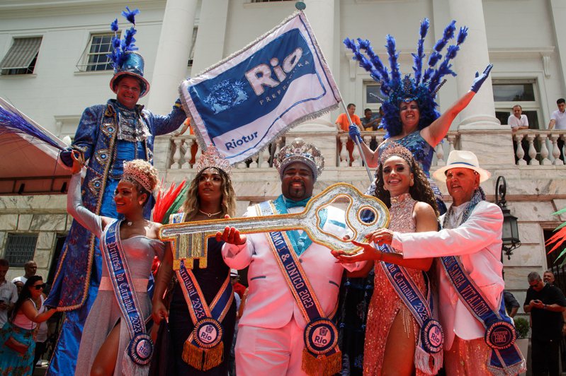 里约热内卢市长Eduardo Paes于週五将城市的钥匙交给了King Momo，标志着 2023年狂欢节正式全面启动。新华社(photo:UDN)