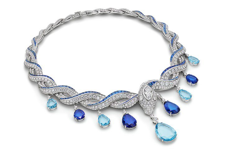 Serpenti BY REFIK ANADOL展覽推出的獨家珠寶BVLGARI Serpenti系列Blue Heaven頂級彩寶與鑽石項鍊。圖／寶格麗提供