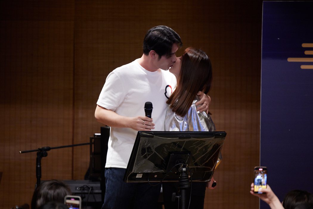 陈怡蓉(右)和老公薛博仁台上亲吻，画面超浪漫。图／圣缇雅医疗集团提供