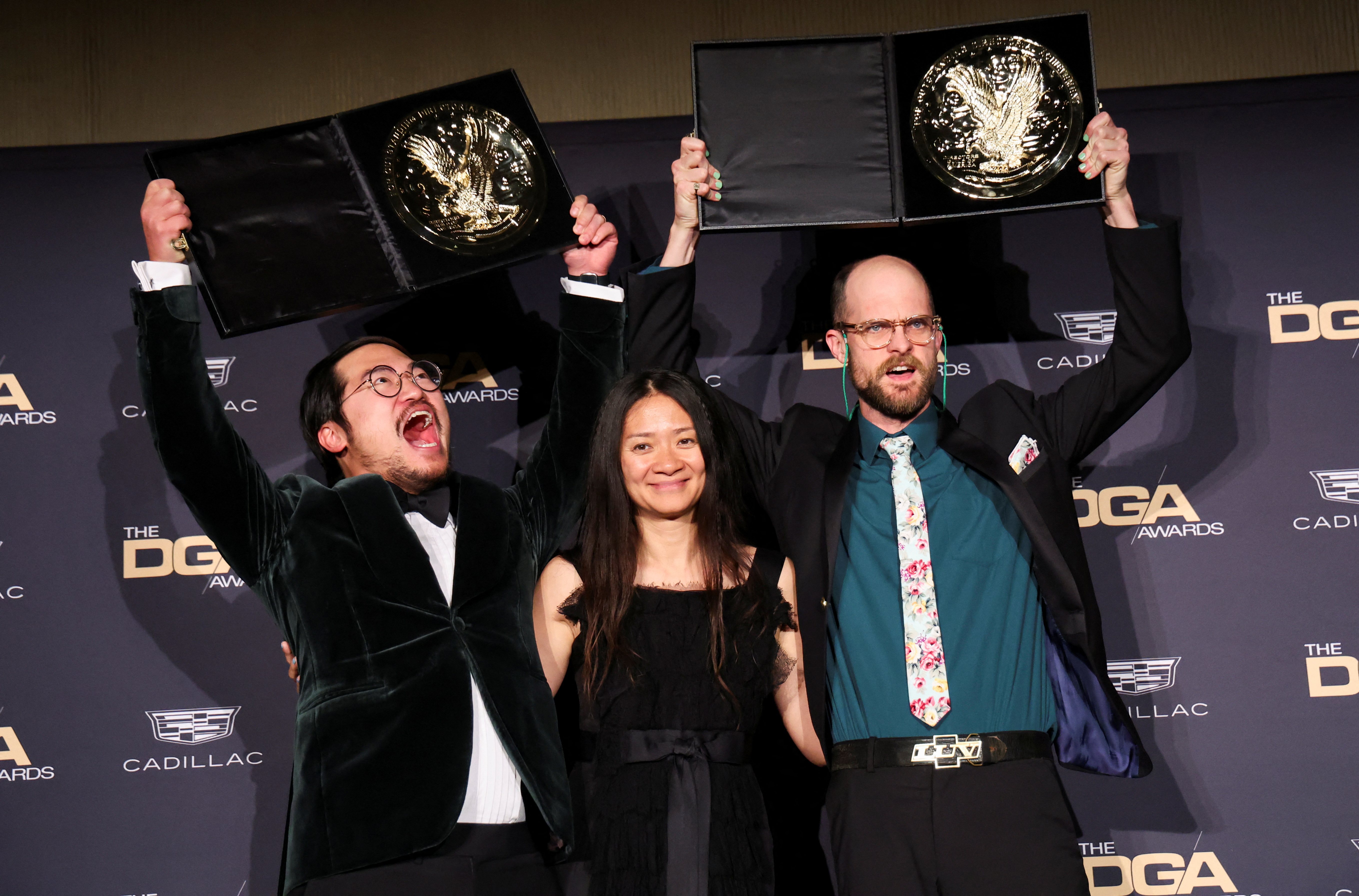 「媽的多重宇宙」關家永（左）與丹尼爾舒奈特獲得美國導演工會獎，趙婷（中）負責頒發。（路透）