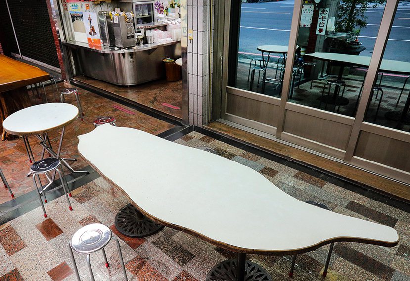 外頭擺放臺灣形狀的桌子，傳達鍾文科熱愛臺灣的心。 圖／Carter攝影
