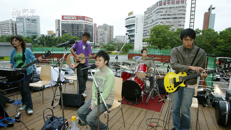 蘇打綠paper concert晚間舉行小型簽唱會。圖／聯合報系資料照（2005/10/22陳俊吉攝影）