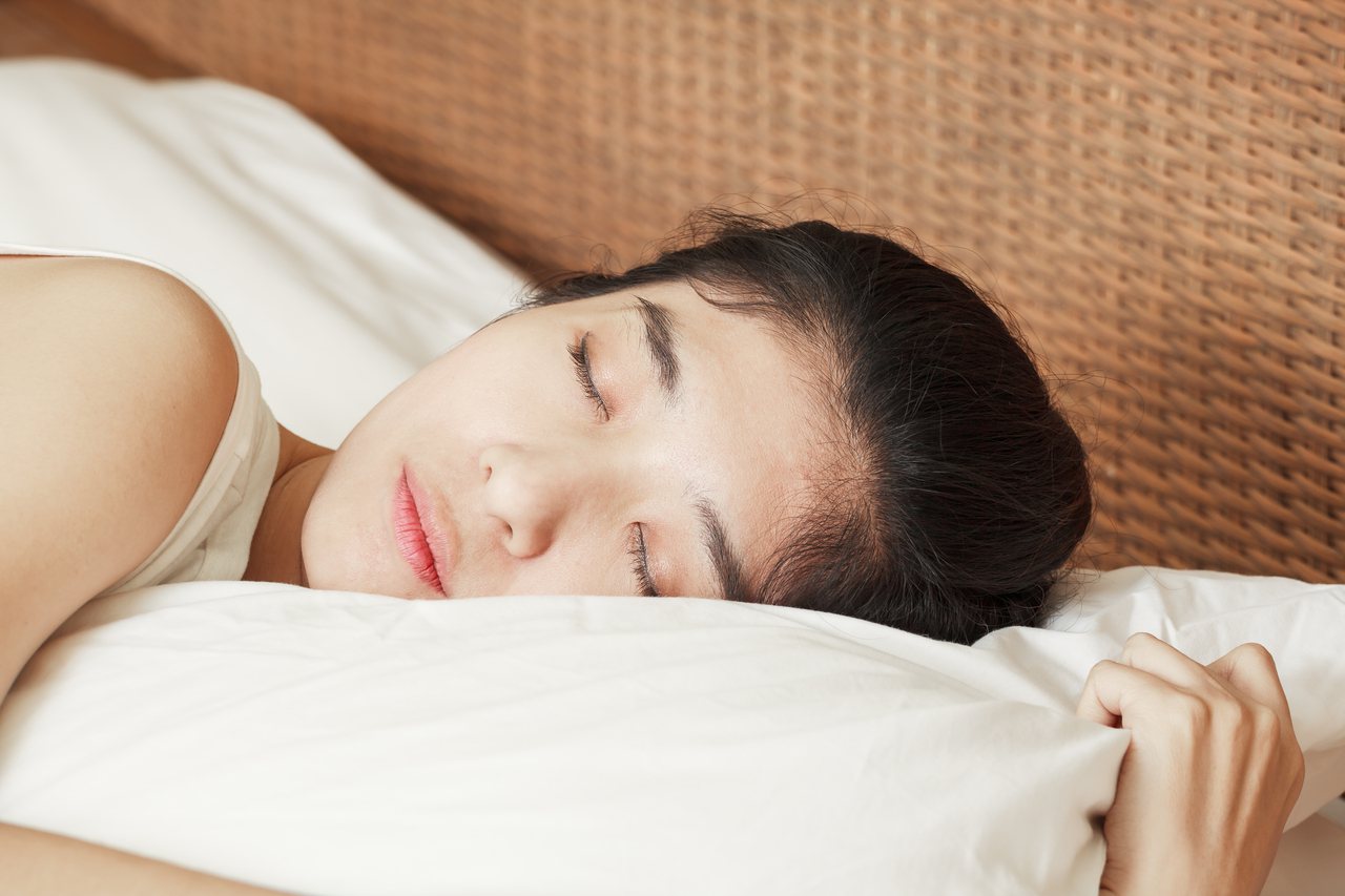 根據發表在《美國心臟協會期刊》的一項新研究顯示，與睡眠習慣更一致的人相比，每晚睡眠時間不一致並在不同時間入睡，可能會增加患動脈粥狀硬化的風險。