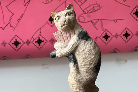 模擬浮世繪藝術家歌川國芳長卷畫作中的一隻偷書貓。圖／姚謙提供