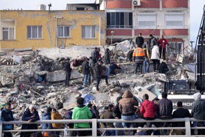 土耳其南部伊斯肯德倫民眾和搜救隊員7日在瓦礫堆中搜尋生還者。美聯社