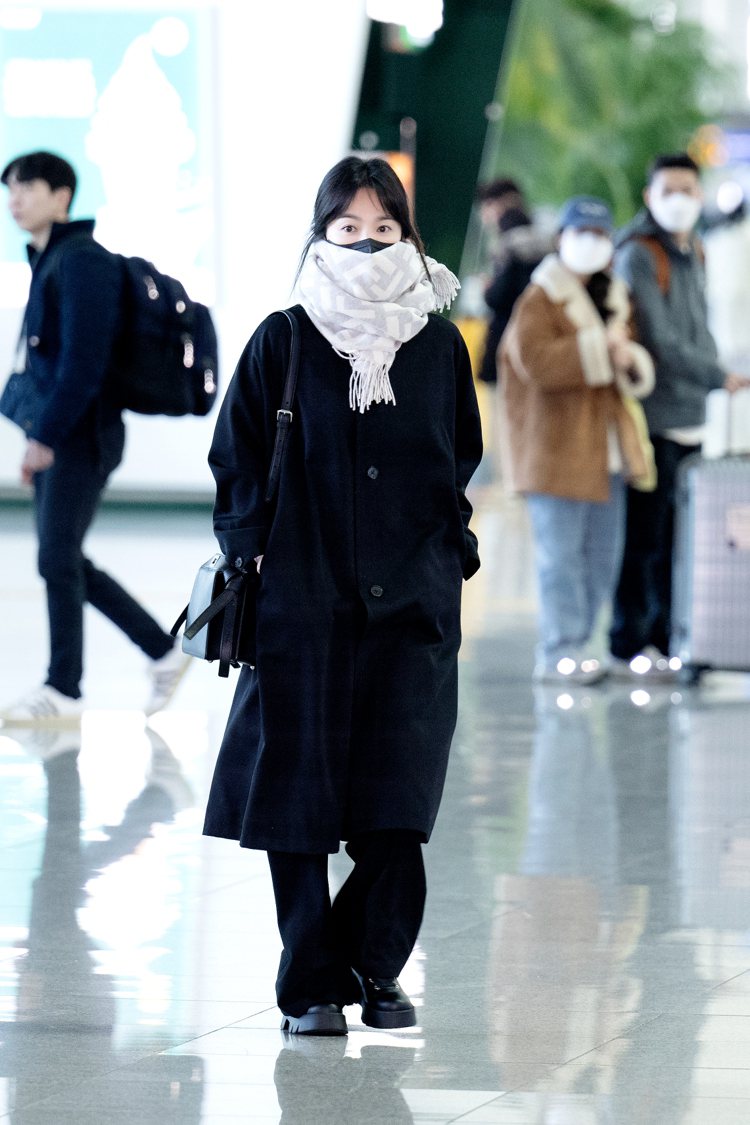 FENDI品牌形象大使宋慧喬於首爾機場飛往米蘭出席品牌秋冬23系列女裝大秀。圖／FENDI提供