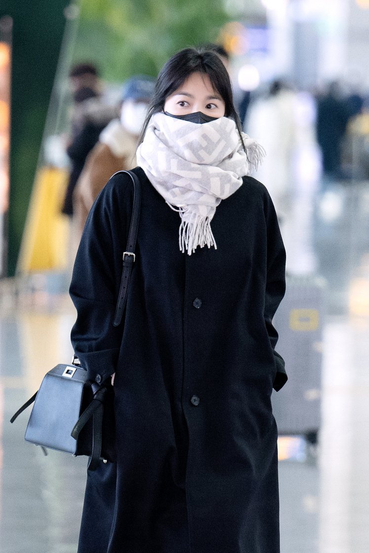 FENDI品牌形象大使宋慧喬於首爾機場飛往米蘭出席品牌秋冬23系列女裝大秀。圖／FENDI提供