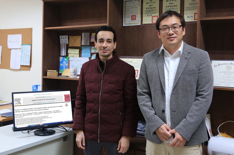 中山大學光電工程學系助理教授李炫錫（右）與博士班學生何莫善（左）的最新研究刊登於國際知名頂尖期刊。圖／中山大學提供